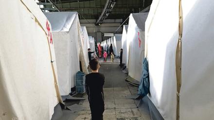 Ein Flüchtlingskind im Hangargebäude 1 im ehemaligen Flughafen Tempelhof in Berlin.