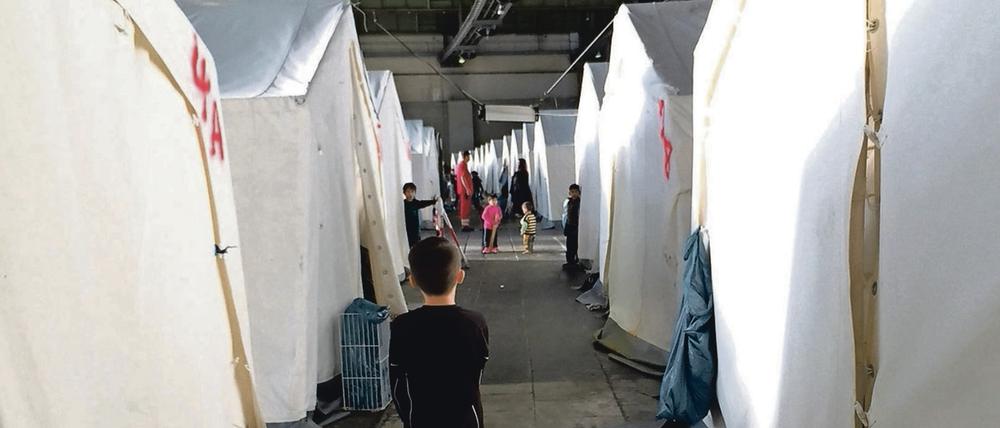 Ein Flüchtlingskind im Hangargebäude 1 im ehemaligen Flughafen Tempelhof in Berlin.