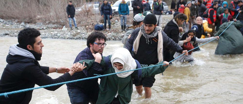 Aus dem provisorischen Flüchtlingslager im griechischen Idomeni sind am Montag etwa tausend Menschen aufgebrochen, um eine alternative Route ins Nachbarland Mazedonien zu finden.