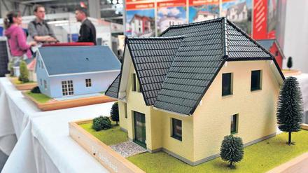 Wunsch und Wirklichkeit. Emotionale Motive spielen beim Immobilienkauf eine wichtige Rolle. Doch Darlehensnehmer sollten sich nicht übernehmen und von Beginn an auf eine ausreichende Tilgung ihres Kredits achten. 