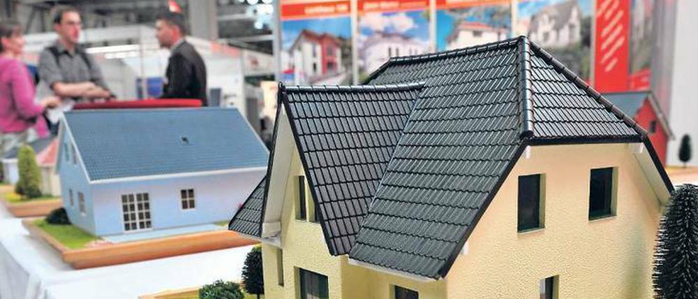 Wunsch und Wirklichkeit. Emotionale Motive spielen beim Immobilienkauf eine wichtige Rolle. Doch Darlehensnehmer sollten sich nicht übernehmen und von Beginn an auf eine ausreichende Tilgung ihres Kredits achten. 
