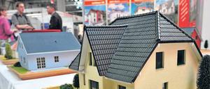 Wunsch und Wirklichkeit. Emotionale Motive spielen beim Immobilienkauf eine wichtige Rolle. Doch Darlehensnehmer sollten sich nicht übernehmen und von Beginn an auf eine ausreichende Tilgung ihres Kredits achten. 