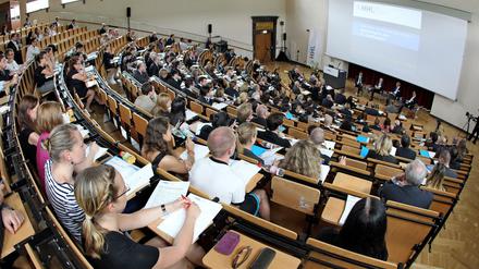 Ausländische Studenten verschiedener internationaler Hochschulen bekommen kein Visum mehr.