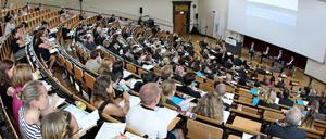 Ausländische Studenten verschiedener internationaler Hochschulen bekommen kein Visum mehr.