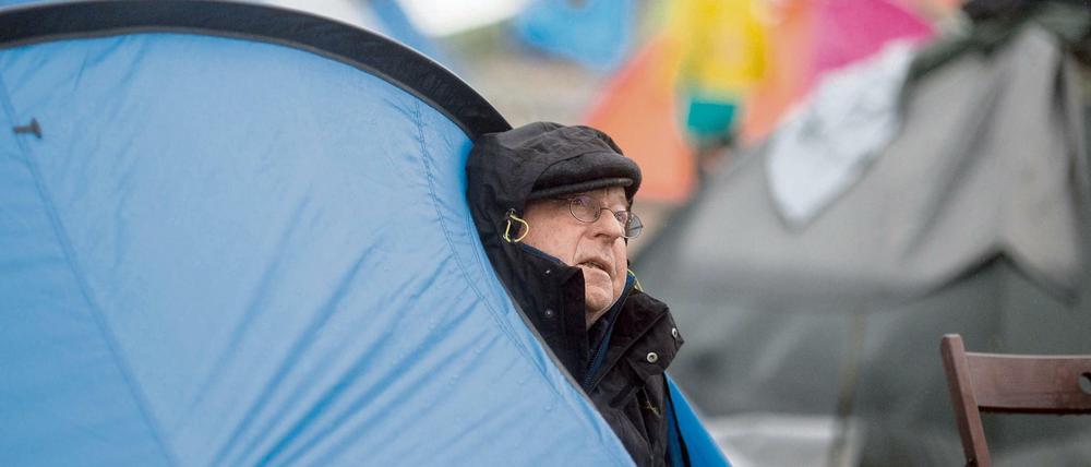 Der ehemalige Arbeitsminister Norbert Blüm (CDU) im Flüchtlingslager Ideomeni