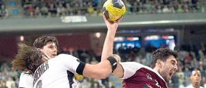 Zähes Ringen beim Handball. Deutschlands Uwe Gensheimer (links) stoppt Katars Kamalaldin Mallash bei einem Wurf. 