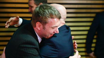 Andre Poggenburg,AfD-Spitzenkandidat in Sachsen-Anhalt, nimmt Glückwünsche zum Wahlergebnis von mehr als 20 Prozent entgegen.