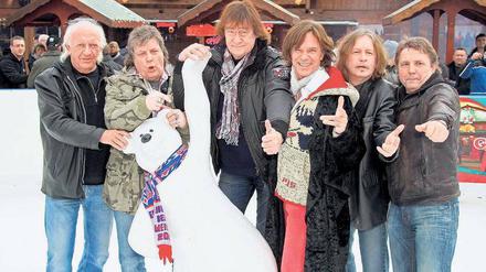 Mensch Jürgen, das waren die Eisbären aus dem Welli. Schlagersänger Jürgen Drews (Dritter von rechts, links daneben Dieter Birr) nahm das Eisbären-Lied 2011 mit den Puhdys neu auf und wusste bis dahin nichts über seinen Ursprung. r