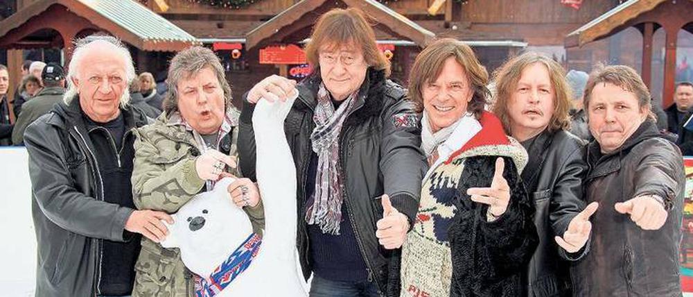 Mensch Jürgen, das waren die Eisbären aus dem Welli. Schlagersänger Jürgen Drews (Dritter von rechts, links daneben Dieter Birr) nahm das Eisbären-Lied 2011 mit den Puhdys neu auf und wusste bis dahin nichts über seinen Ursprung. r