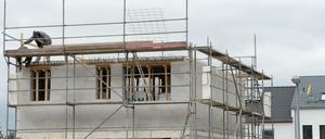 Achtung Absturz. Bauverträge sind voller Tücken, es drohen Pleiten. Ein paar Fallstricken räumt der Bund nun ab. 