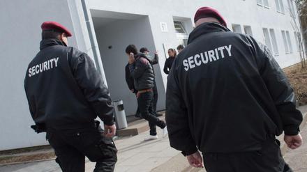 Wer schützt hier wen? Immer wieder gibt es Kritik an Sicherheitsfirmen, die Flüchtlingsunterkünfte betreuen - hier eine andere als die im Text erwähnte.