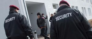 Wer schützt hier wen? Immer wieder gibt es Kritik an Sicherheitsfirmen, die Flüchtlingsunterkünfte betreuen - hier eine andere als die im Text erwähnte.