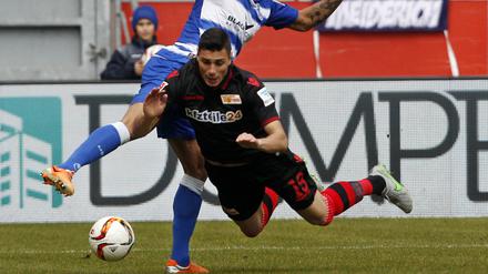 Bauchlandung. Damir Kreilach (vorne/im Duell mit Rolf Feltscher) und der 1. FC Union enttäuschen in Duisburg.