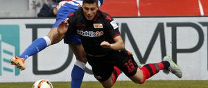 Bauchlandung. Damir Kreilach (vorne/im Duell mit Rolf Feltscher) und der 1. FC Union enttäuschen in Duisburg.