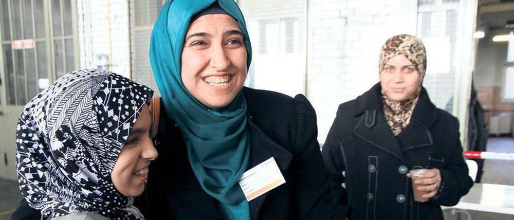 Frauen, die sich jetzt trauen. Erst gegenüber Karaduman Cerkes kann so manche Muslima über Probleme sprechen. 