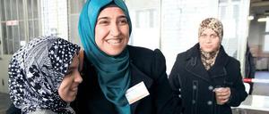 Frauen, die sich jetzt trauen. Erst gegenüber Karaduman Cerkes kann so manche Muslima über Probleme sprechen. 