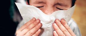 Weitergabe. Jede Niesattacke schleudert unzählige Tröpfchen mit Viren heraus.