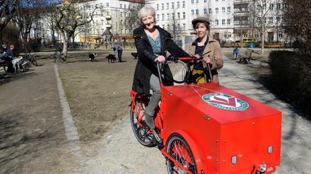 Brigitte Ode und Margit Beutler mit einem der vier Lastenräder des Projekts "Quartiersrad" der Volkssolidarität. 