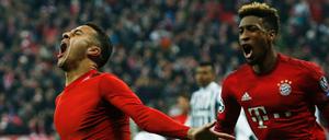 Der eingewechselte Thiago schießt den FC Bayern in der Verlängerung erstmals in Führung, Coman (rechts) trifft später zum 4:2.