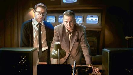 Szene aus dem Film "The Eichmann Show" mit Martin Freeman (l.) und und Anthony LaPaglia, mit dem das Jüdisches Filmfestival 2015 eröffnete.
