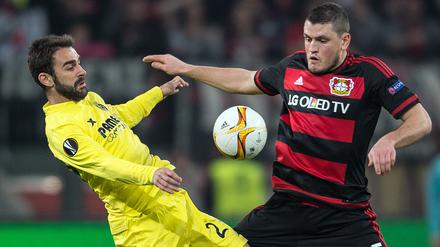 Unentschieden geht auch das Duell von Leverkusens Kyriakos Papadopoulos (rechts) und Villarreals Adrian Lopez aus.