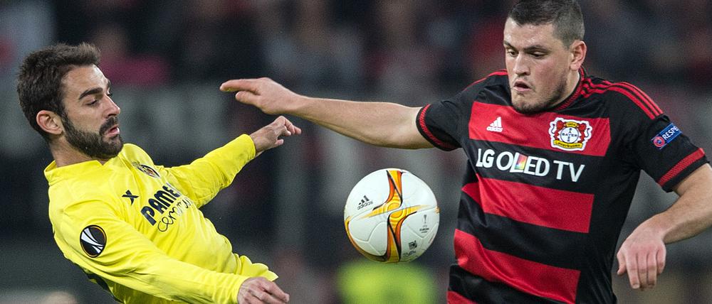 Unentschieden geht auch das Duell von Leverkusens Kyriakos Papadopoulos (rechts) und Villarreals Adrian Lopez aus.