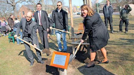Stadtrat Röding und Oliver Jonas mit den Birkholz-Kindern Martin und Daniela (v.l.n.r.)
