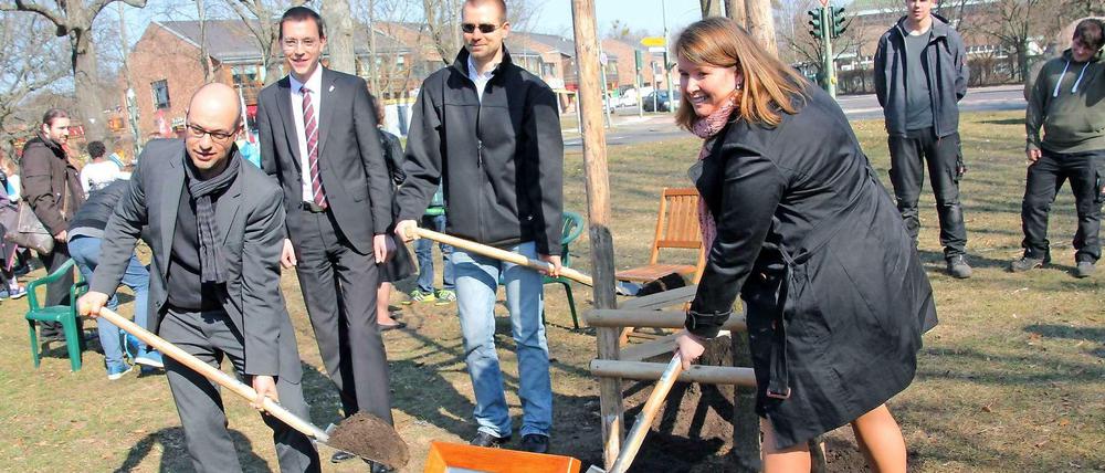 Stadtrat Röding und Oliver Jonas mit den Birkholz-Kindern Martin und Daniela (v.l.n.r.)