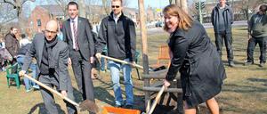 Stadtrat Röding und Oliver Jonas mit den Birkholz-Kindern Martin und Daniela (v.l.n.r.)
