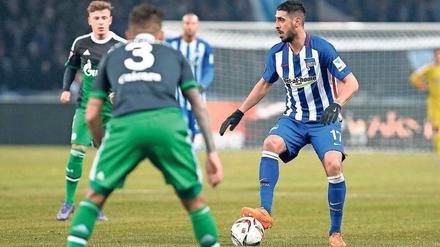 Nur die Ruhe. Tolga Cigerci (rechts) war bei Herthas Heimsieg gegen Schalke 04 eine der prägenden Figuren auf dem Platz. Der Deutsch-Türke hat gezeigt, dass er im Saisonfinale eine wertvolle Alternative sein kann. 