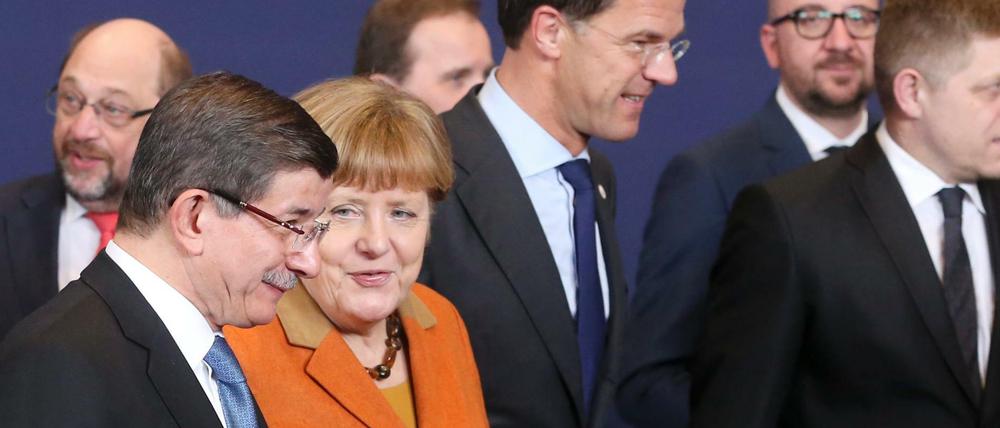 Der türkische Ministerpräsident Davutoglu und Kanzlerin Merkel im Kreise weiterer EU-Politiker beim Gipfel vor anderthalb Wochen.