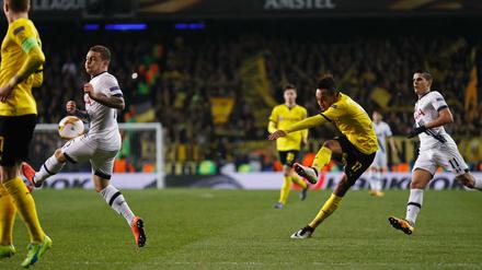 Pierre-Emerick trifft zum 1:0 für den BVB bei Tottenham Hotspur.