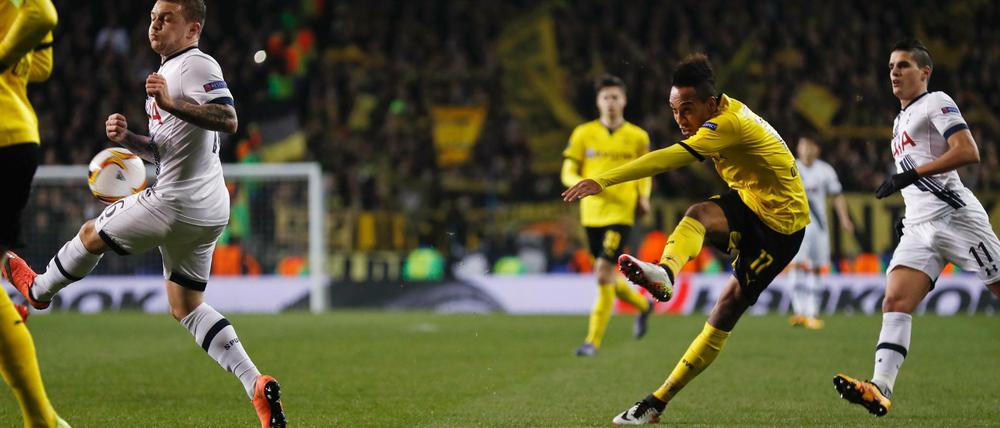 Pierre-Emerick trifft zum 1:0 für den BVB bei Tottenham Hotspur.