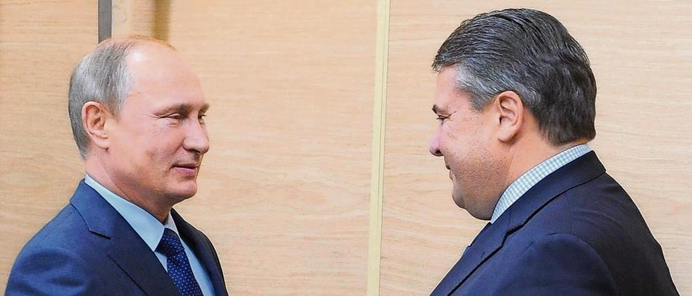 Bundeswirtschaftsminister Sigmar Gabriel (rechts) besuchte den russischen Präsidenten Wladimir Putin im Oktober vergangenen Jahres.