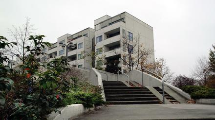 Die Highdeck-Siedlung der Wohnungsbaugesellschaft Stadt und Land in Neuköln galt einmal als Vorzeigeprojekt des sozialen Wohnungsbau. Namensgebend sind die hochgelagerten Wege, unter denen der Autoverkehr fließt.