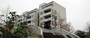 Die Highdeck-Siedlung der Wohnungsbaugesellschaft Stadt und Land in Neuköln galt einmal als Vorzeigeprojekt des sozialen Wohnungsbau. Namensgebend sind die hochgelagerten Wege, unter denen der Autoverkehr fließt.