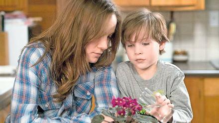 Zusammen. Mutter (Brie Larson) und Sohn (Jacob Tremblay). 