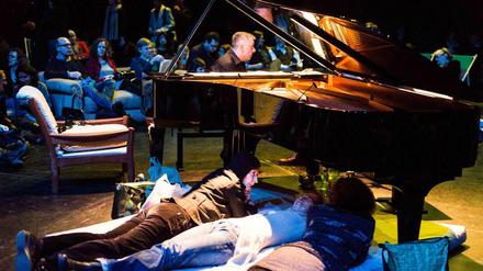 Ungewöhnlich. Beim MaerzMusik-Eröffnungsabend „Time to Gather“ sitzt Pianist Marino Formenti am Flügel inmitten der Zuschauer.