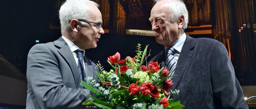 Heinrich Riethmüller (l.), der Vorsteher des Börsenvereins des Deutschen Buchhandels, überreicht dem Historiker Heinrich August Winkler den Peipziger «Buchpreis zur Europäischen Verständigung».