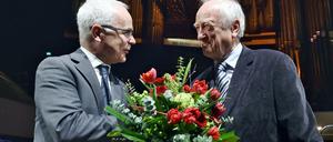 Heinrich Riethmüller (l.), der Vorsteher des Börsenvereins des Deutschen Buchhandels, überreicht dem Historiker Heinrich August Winkler den Peipziger «Buchpreis zur Europäischen Verständigung». 