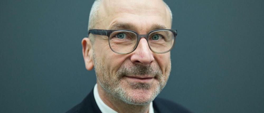 ARCHIV - Der innenpolitische Sprecher von Bündnis 90/Die Grünen, Volker Beck, gibt am 04.02.2015 in Berlin eine Pressekonferenz. Der Grünen-Politiker ist von der Polizei mit dem Rauschgift Crystal Meth gefasst worden. Beck legte seine Ämter nieder. Foto: Jörg Carstensen/dpa (zu dpa "Grünen-Bundestagsabgeordneter Volker Beck legt Ämter nieder" vom 02.03.2016) +++(c) dpa - Bildfunk+++