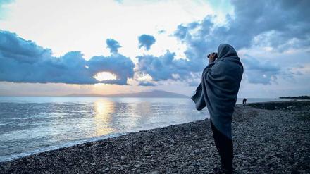 Es geht um Menschen, nicht um „Ströme“. Ein Helfer sucht am Strand von Lesbos das Meer nach Booten ab.