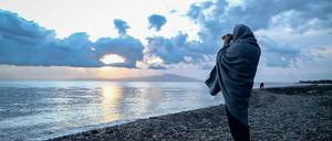 Es geht um Menschen, nicht um „Ströme“. Ein Helfer sucht am Strand von Lesbos das Meer nach Booten ab.