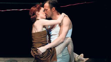 Wenn du scharf bist, musst du rangehen. Aleksandar Radenkovic und Lea Draeger spielen in „Feinde“ als Herman und Masha ein Liebespaar.