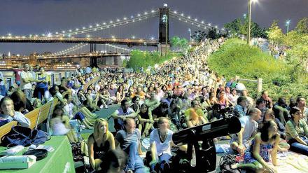 Umsonst &amp; draußen. Eine bunte Menge genießt den Sommerabend im Brooklyn Bridge Park.