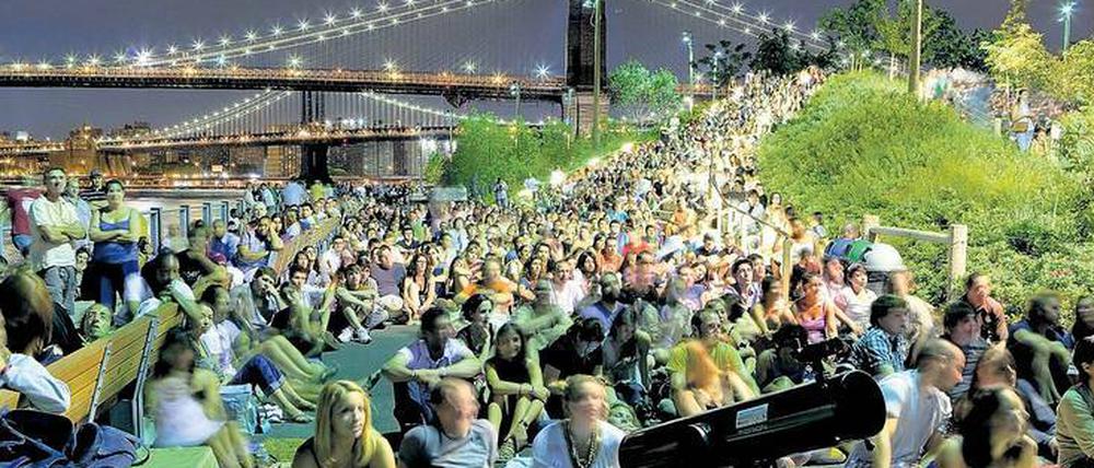 Umsonst &amp; draußen. Eine bunte Menge genießt den Sommerabend im Brooklyn Bridge Park.