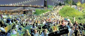 Umsonst &amp; draußen. Eine bunte Menge genießt den Sommerabend im Brooklyn Bridge Park.