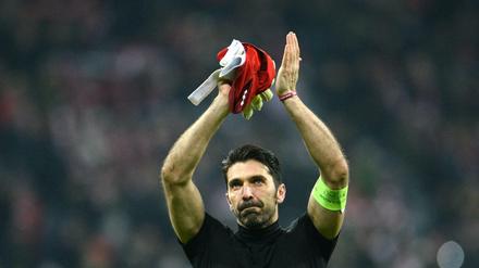 Juves Torhüter Gianluigi Buffon verabschiedet sich nach der 2:4-Niederlage von den Fans. 