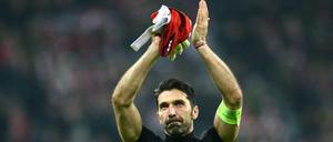Juves Torhüter Gianluigi Buffon verabschiedet sich nach der 2:4-Niederlage von den Fans. 