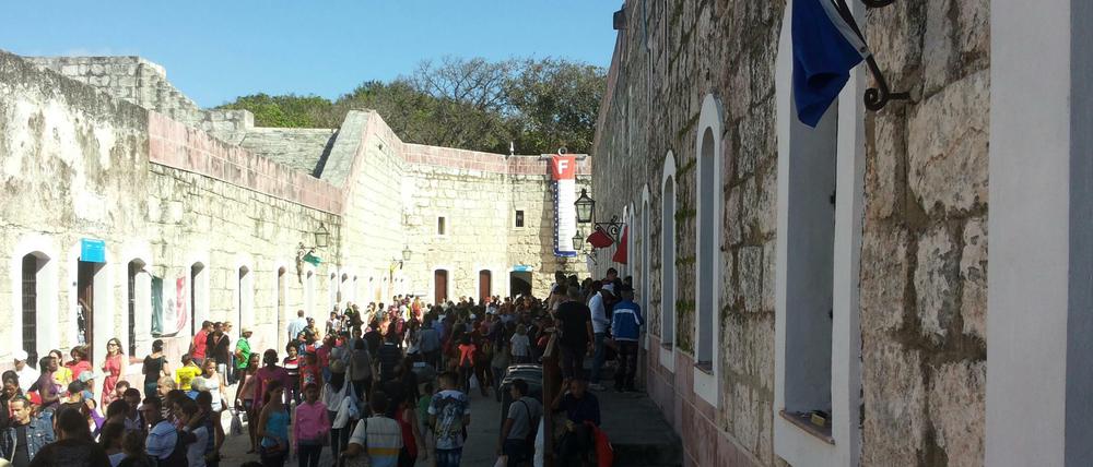 Bücherburg. Auf der Fortaleza de San Carlos de la Cabana in Havanna findet einmal im Jahr eine der wohl stimmungsvollsten Buchmessen Lateinamerikas statt.